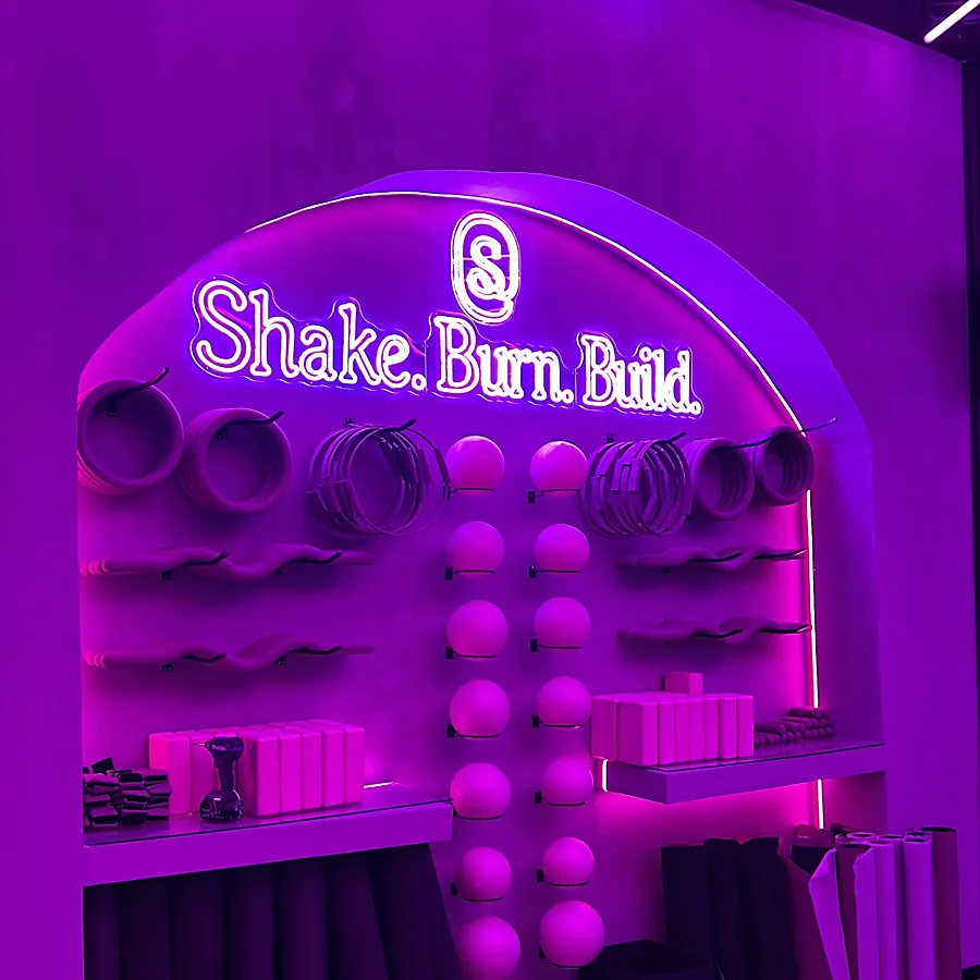 קיר ציוד הפילאטיס של Studio S: טבעות, כדורים ובלוקים