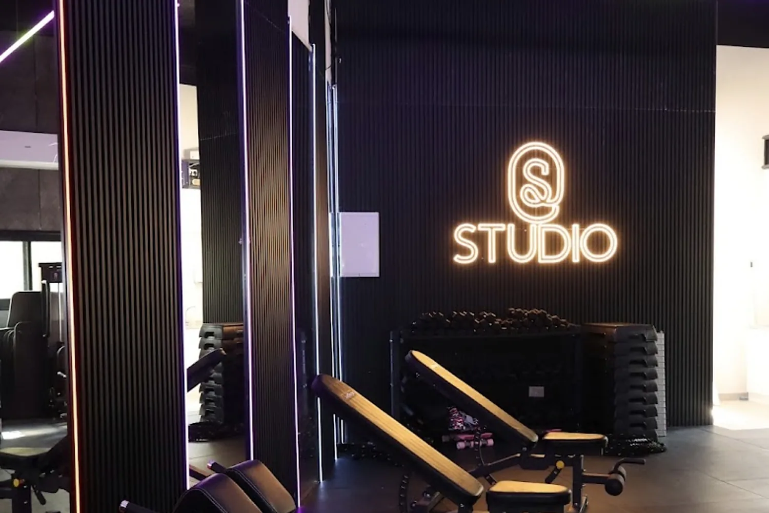 חדר הכוח של Studio S בנשר, עם שלט הניאון